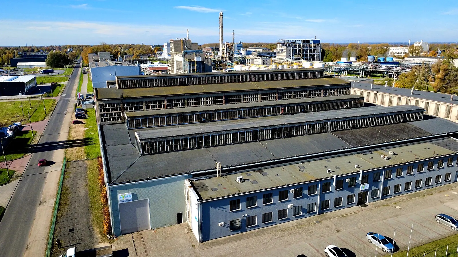 Widok z drona na hale produkcyjne i biurowiec Bioerg przy ul. Unii Europejskiej 55 w Oświęcimiu
